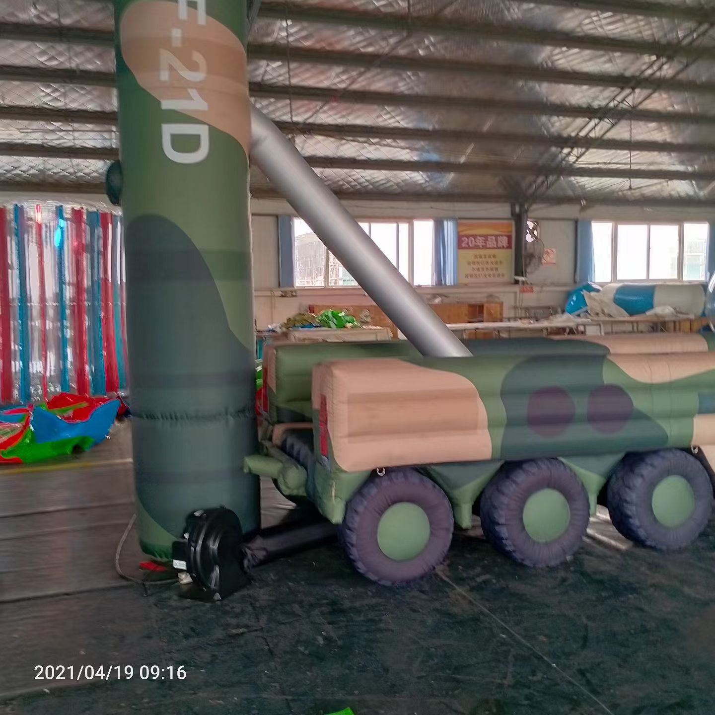 上林军事演习中的充气目标车辆：模拟发射车雷达车坦克飞机